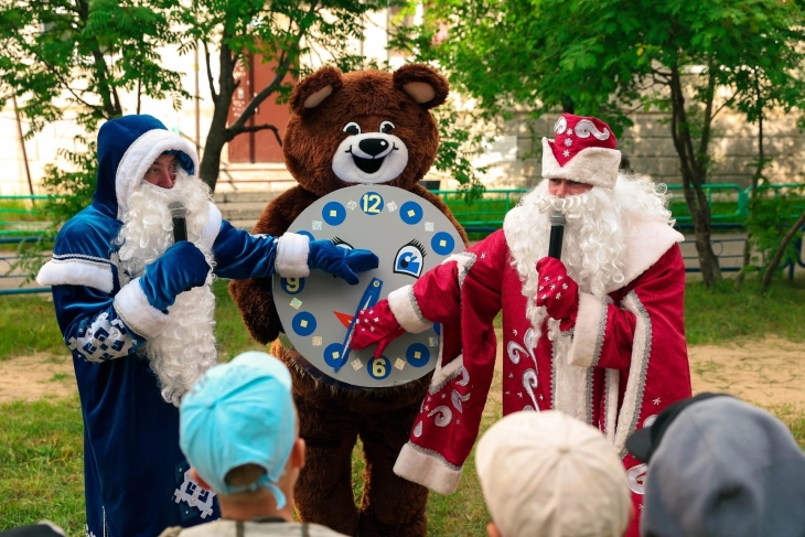 Дед Мороз вместе с югорскими мальчишками и девчонками отметил «экватор» и запустил обратный отсчёт всеми любимого семейного праздника.