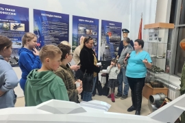 Жители мкр. Югорск-2 и города Югорска посетили экспозицию «Покорившие небо»